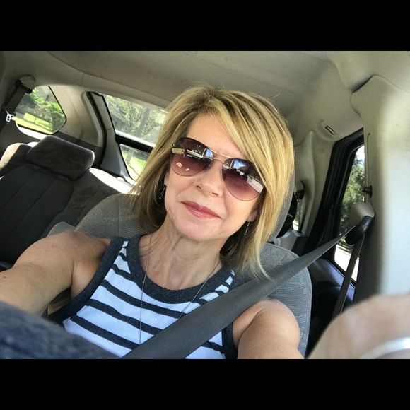 Meet your Posher, Debra - Picture 1 of 1